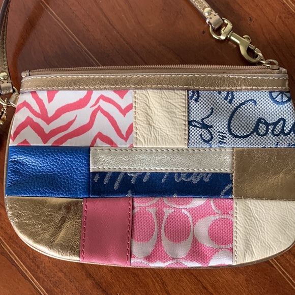 Coach Wristlet Multi-Pattern - Picture 2 of 8